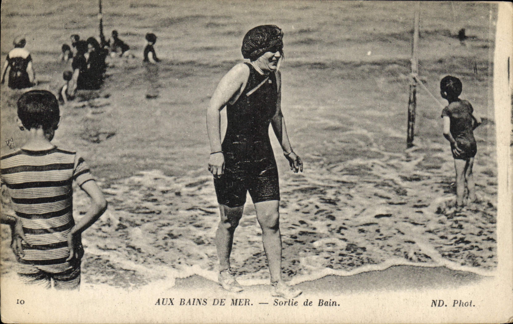 CPA Maillots de bains Femme Sortie de bain