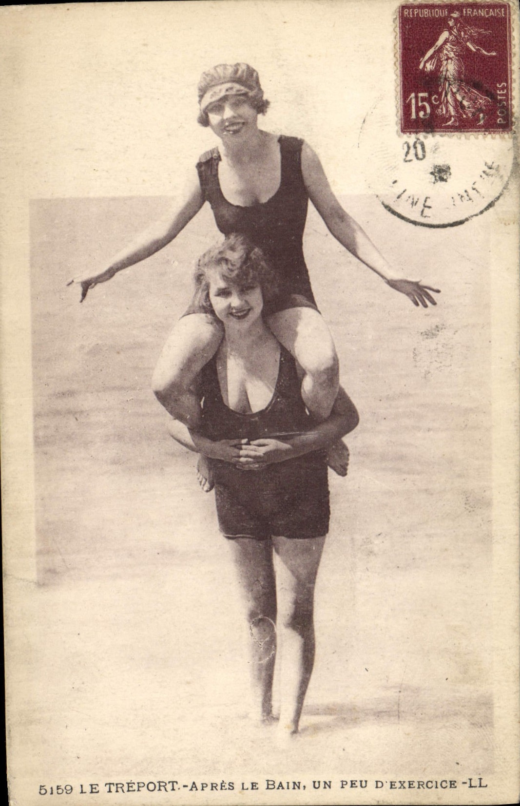 CPA Maillots de bains Femme Le Treport Apres le bain un peu d'exercice 