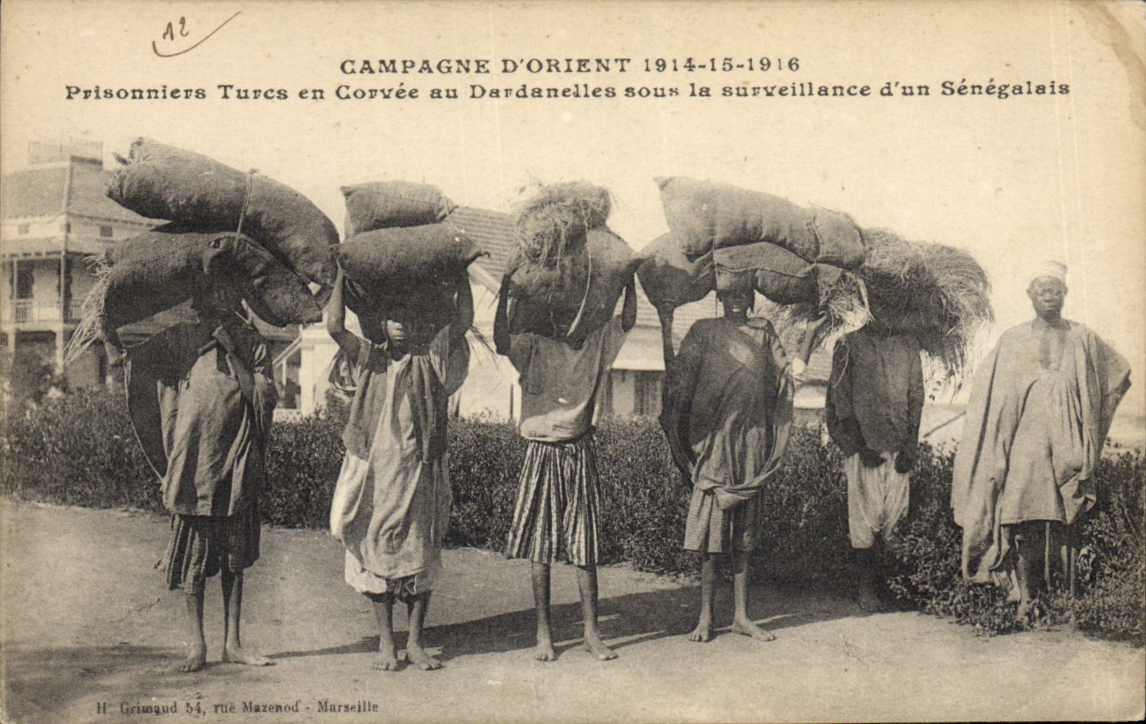 Prigionieri turchi in servizio forzato ai Dardanelli sotto la sorveglianza di un senegalese — Campagna d'Oriente 1914-1916 — H. Grimgaud, rue Mazenod, Marsiglia