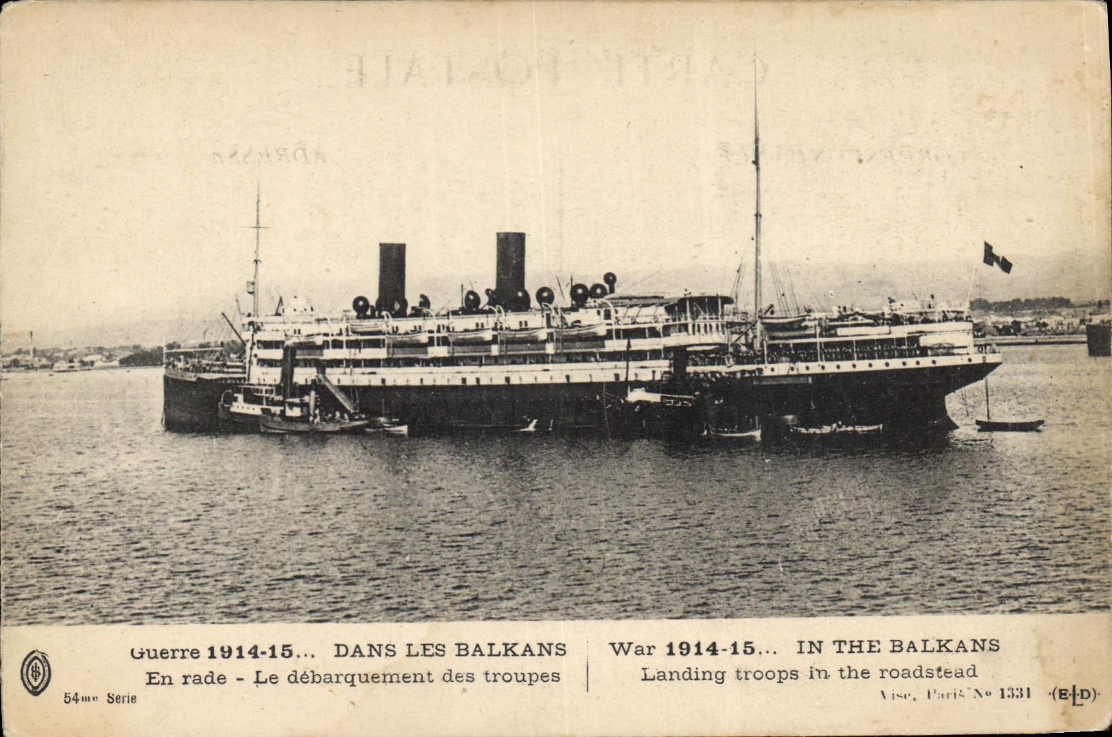 CPA Militaria Dans les Balkans En rade Le debarquement des troupes Bateau