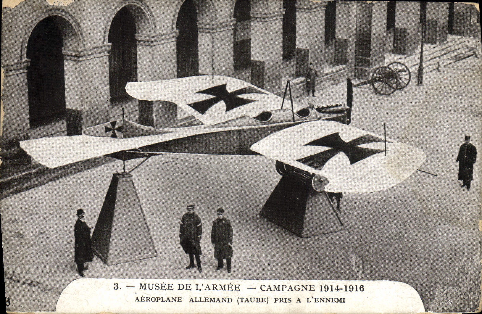 CPA Militaria Paris Musee de l'armee Aeroplane allemand Taube pris a l'ennemi