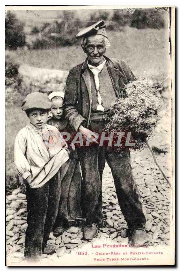 Les Pyrénées (St. Lary) — Grand-Père et Petits-Enfants — Vrais Types Montagnards — n° 1059