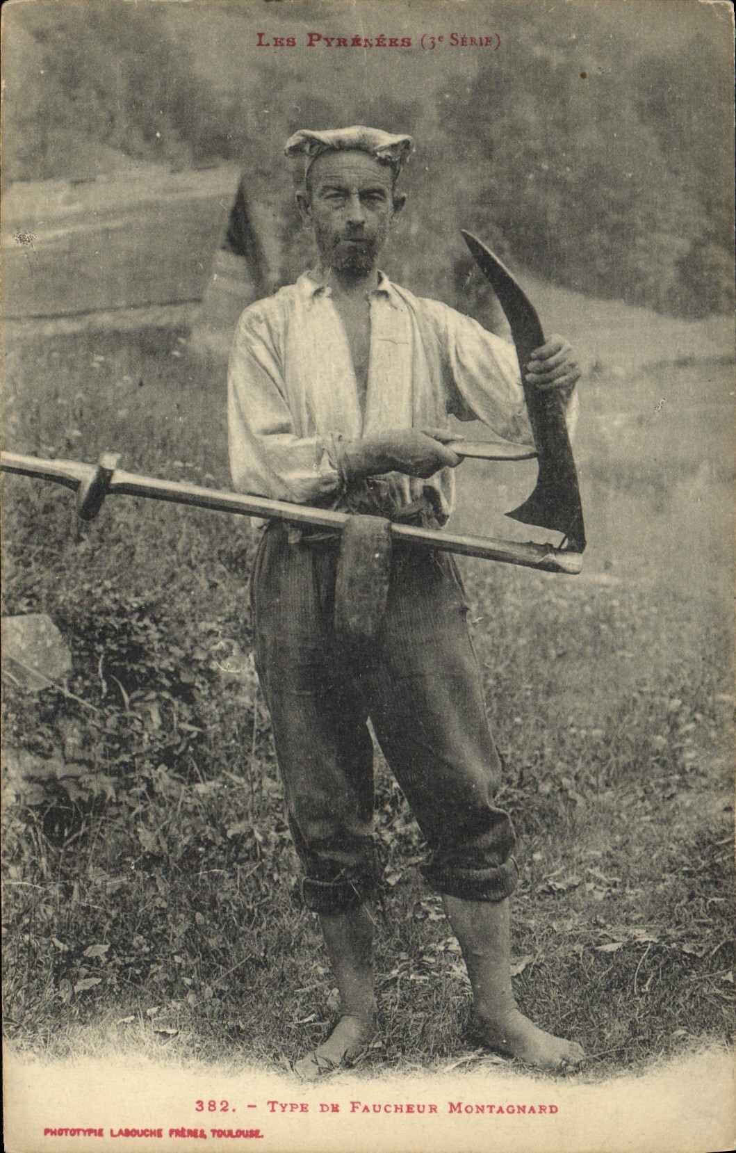 CPA Folklore Pyrenees Type de faucheur montagnard