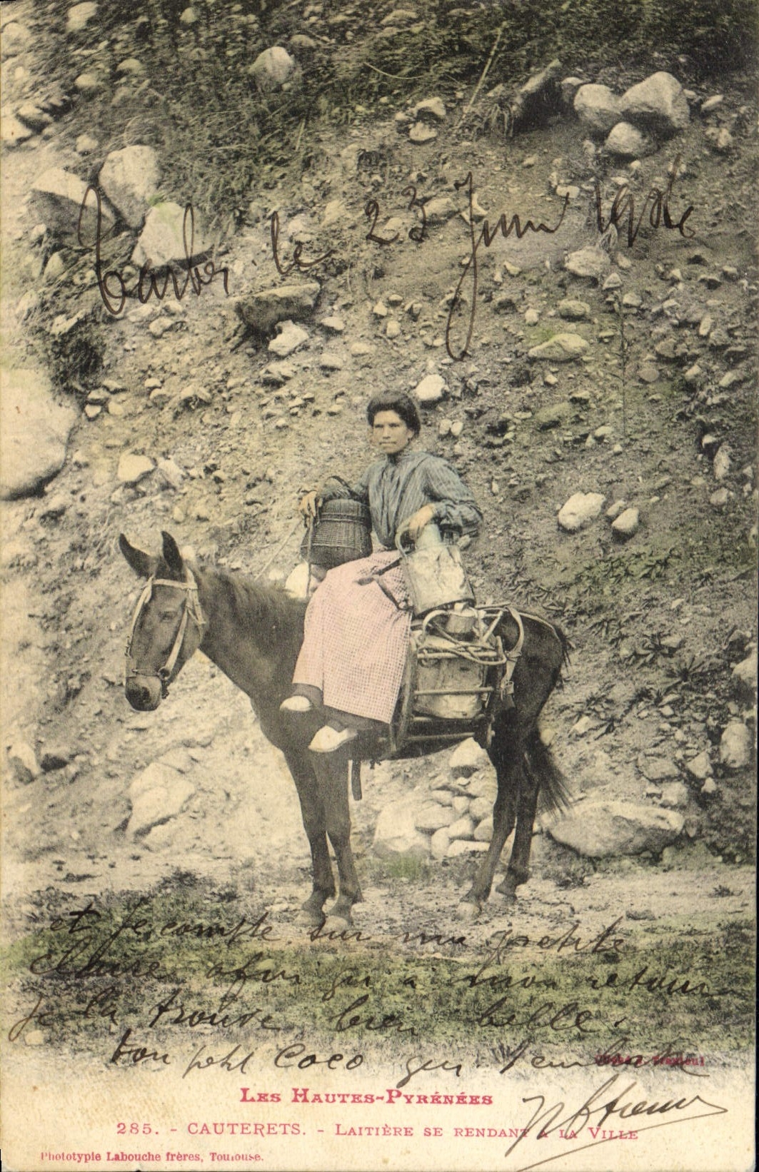 CPA Folklore Hautes Pyrenees Cauterets Laitiere se rendant a la ville Lait Cheval TOP