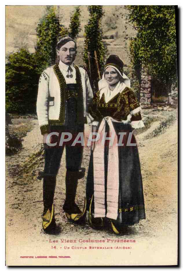 CPA Folklore Vieux costumes pyreneens Un couple bethmalais Ariege 