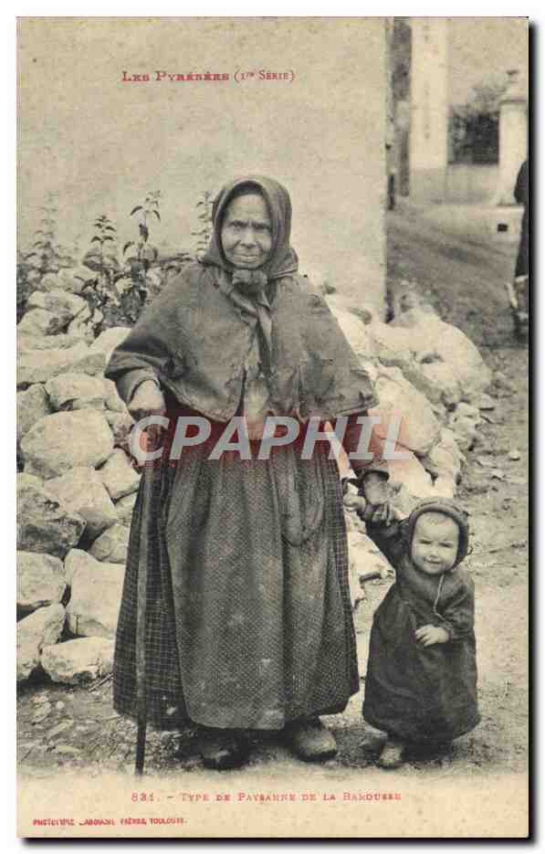 CPA Folklore Pyrenees Type de paysanne de la Barousse Enfant