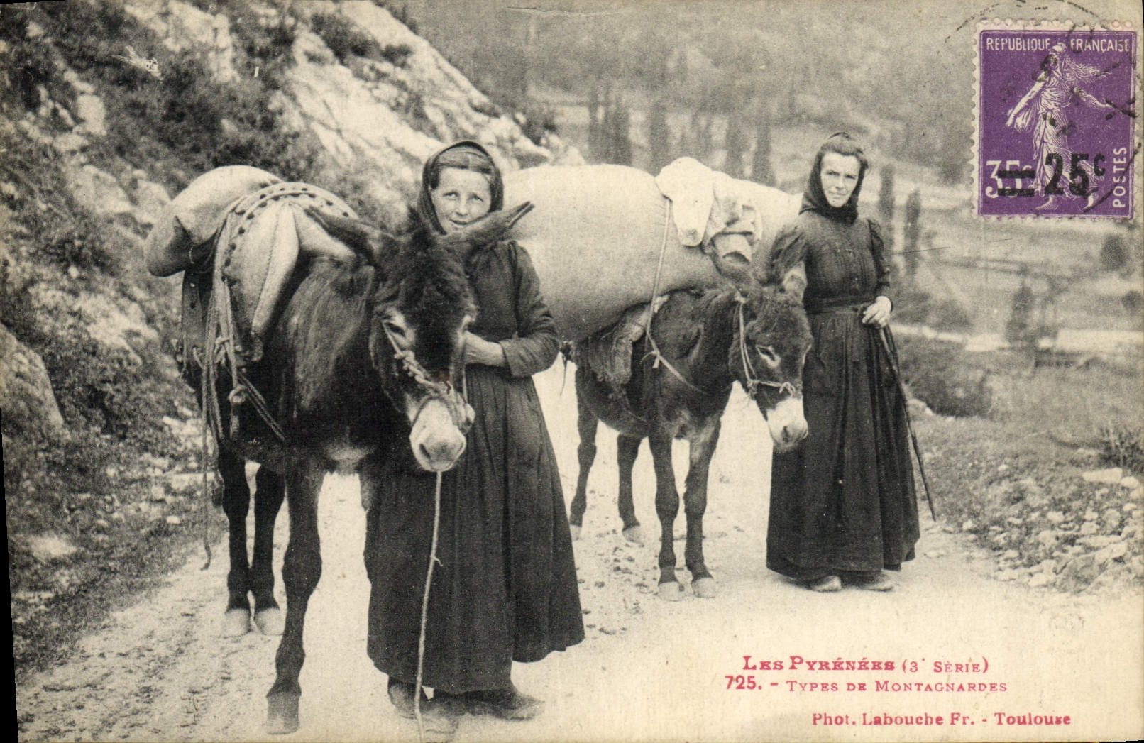 CPA Folklore Types de montagnardes Pyrenees Ane Mule TOP