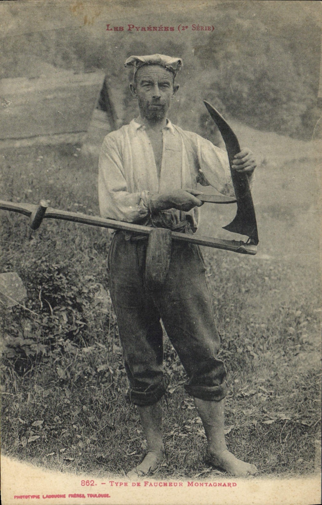CPA Folklore Type de faucheur Montagnard Pyrenees