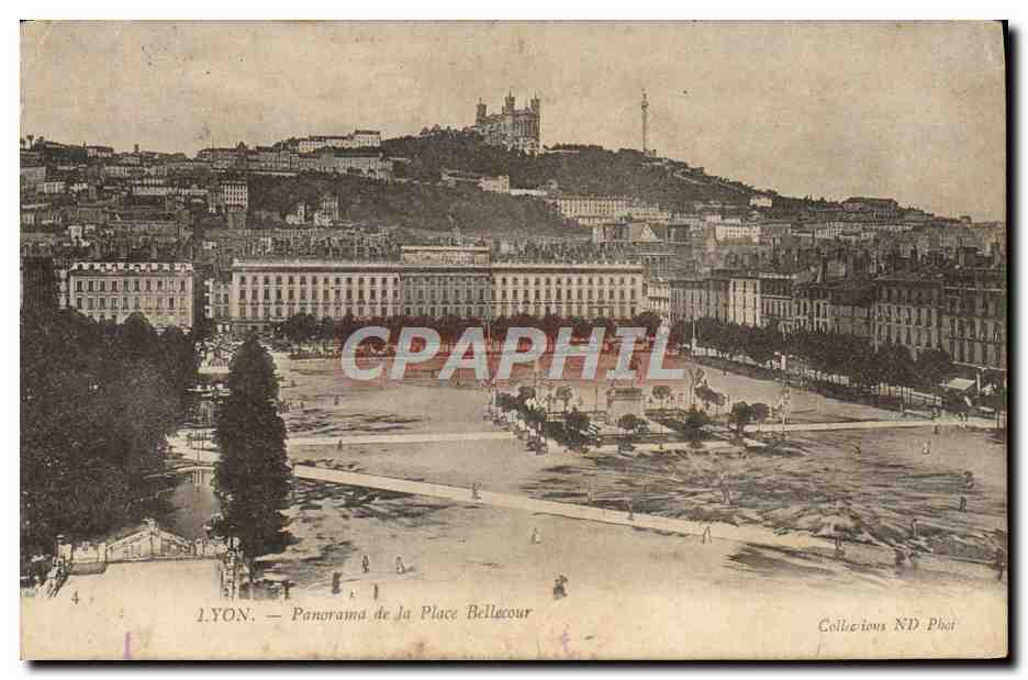 CPA Lyon Panorama de la Place Bellecour