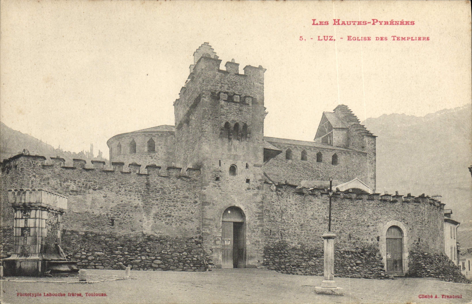 CPA Les Hautes Pyrenees Luz Eglise des Templiers