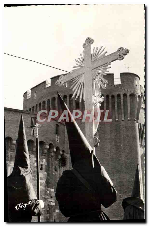 CPM Perpignan Semaine sainte en Roussillon La procession de la Sanch Penitents devant le Castillet 