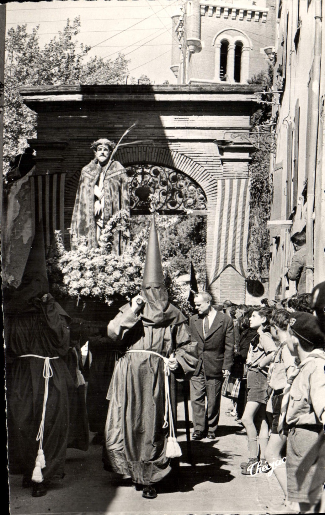 CPM Perpignan Semaine sainte en Roussillon La procession de la Sanch L'ecce Homo porte par les penitents Saint-Jacques