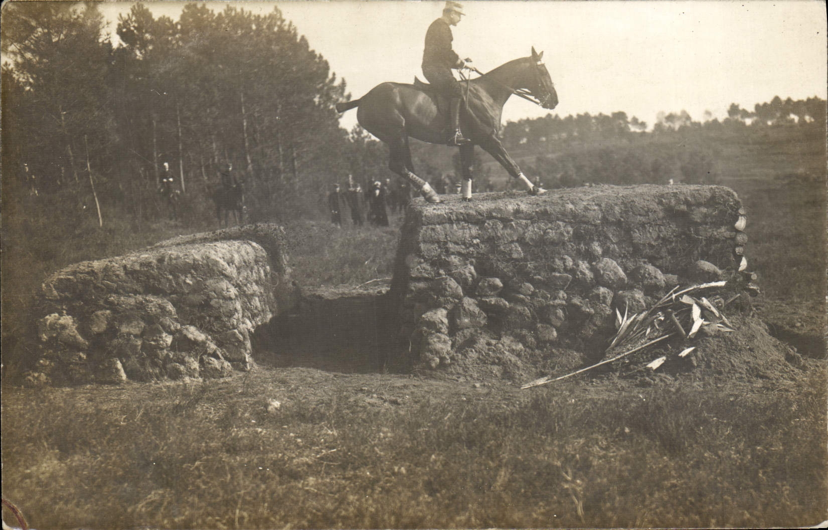 Saut d'un cavalier sur un obstacle — Blanched, photographie — Saumur