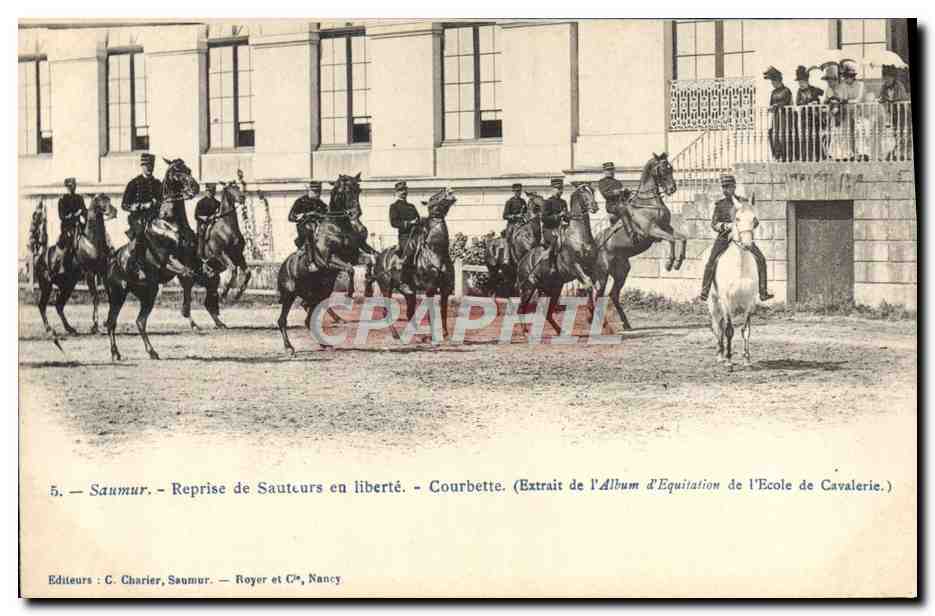 Saumur — Reprise de Sauteurs en liberté — Courbette — Extrait de l'Album d'Équitation de l'École de Cavalerie — Éditeurs : C. Charier, Saumur — Royer et Cie, Nancy