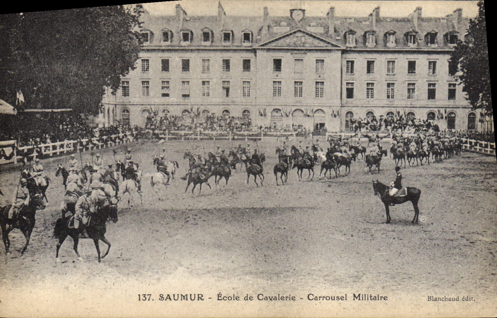 CPA Cheval Equitation Hippisme Saumur Ecole de cavalerie Carrousel militaire 