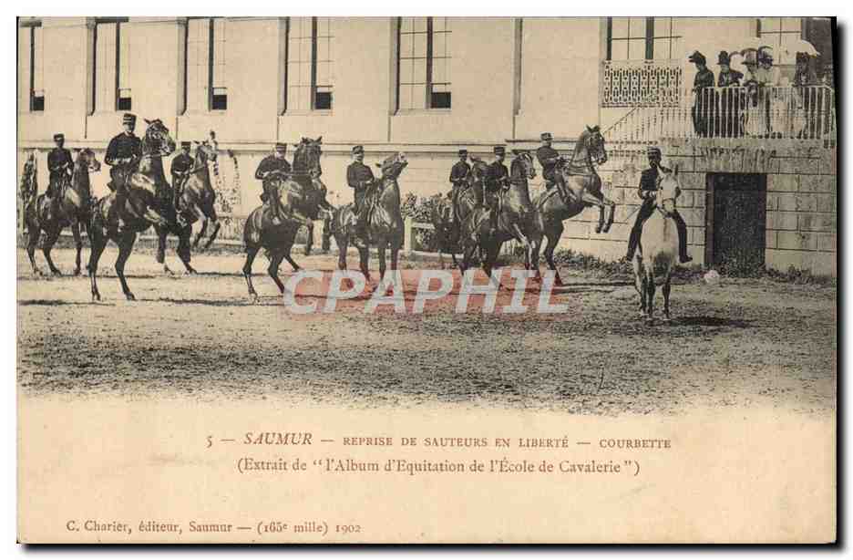 CPA Cheval Equitation Hippisme Saumur Reprise de sauteurs en liberte Courbette 