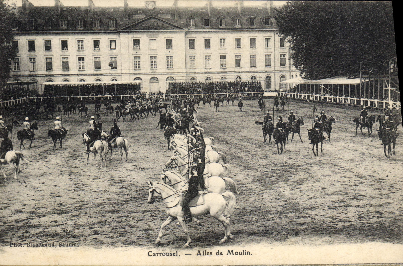 Carrousel — Ailes de Moulin — Phot. Blanchaud, Saumur