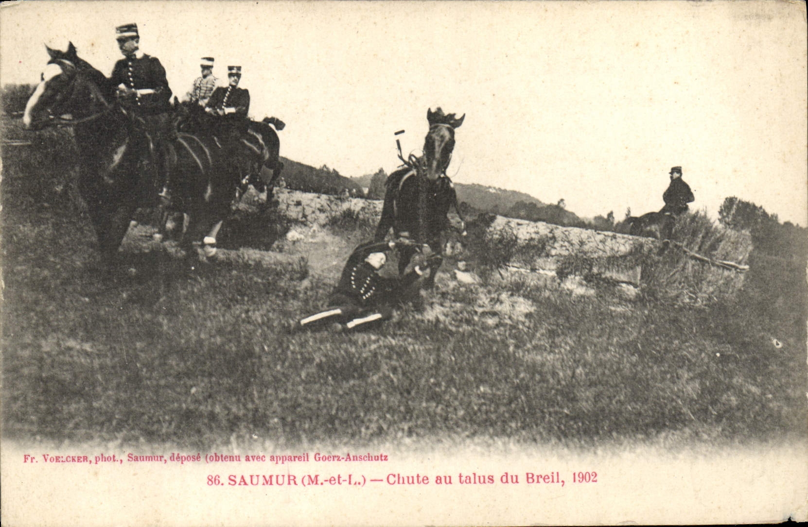 CPA Cheval Equitation Hippisme Saumur Chute au talus du Breil 1902 