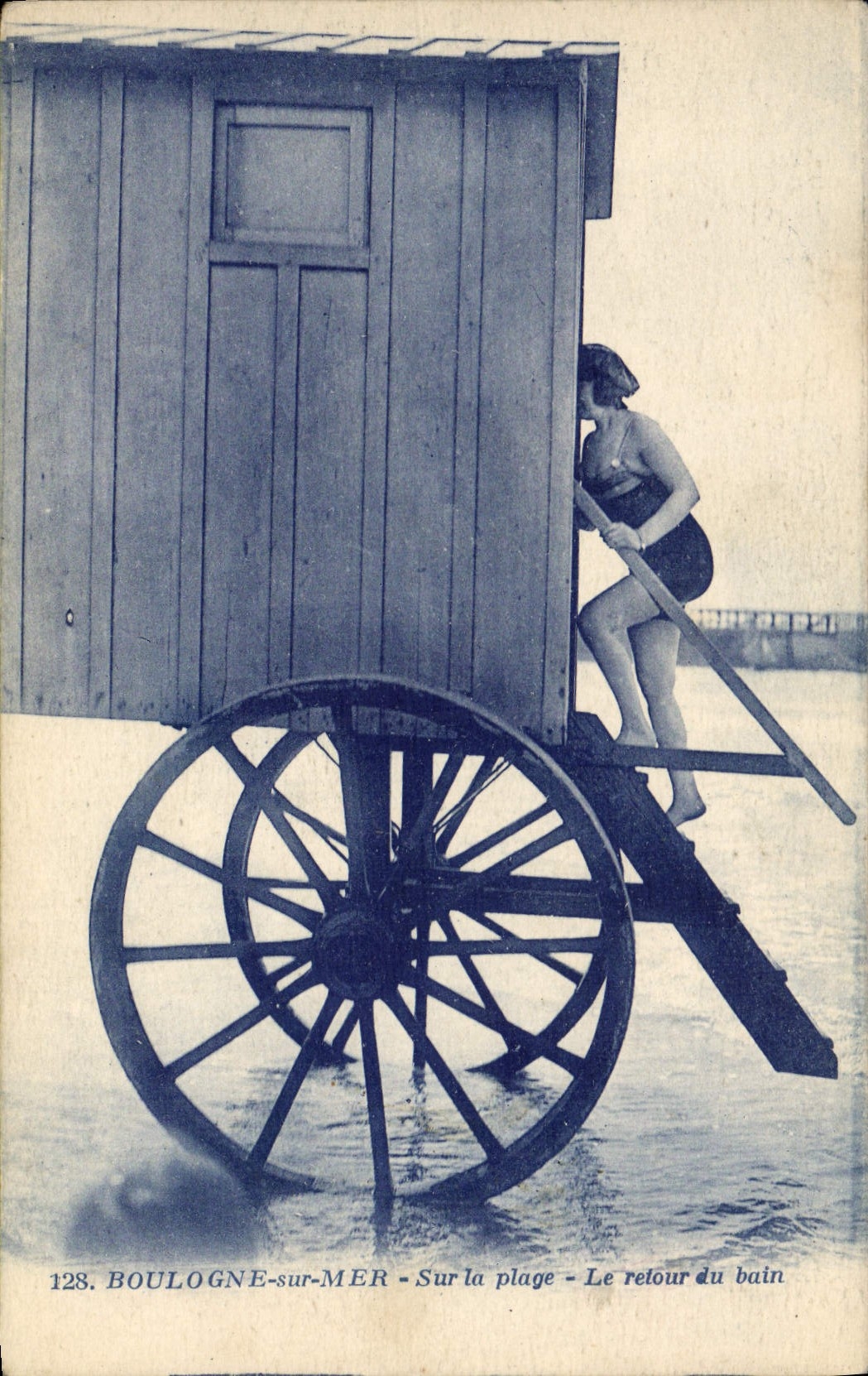 CPA Maillots de bains Femme Boulogne sur mer Sur la plage le retour du bain 