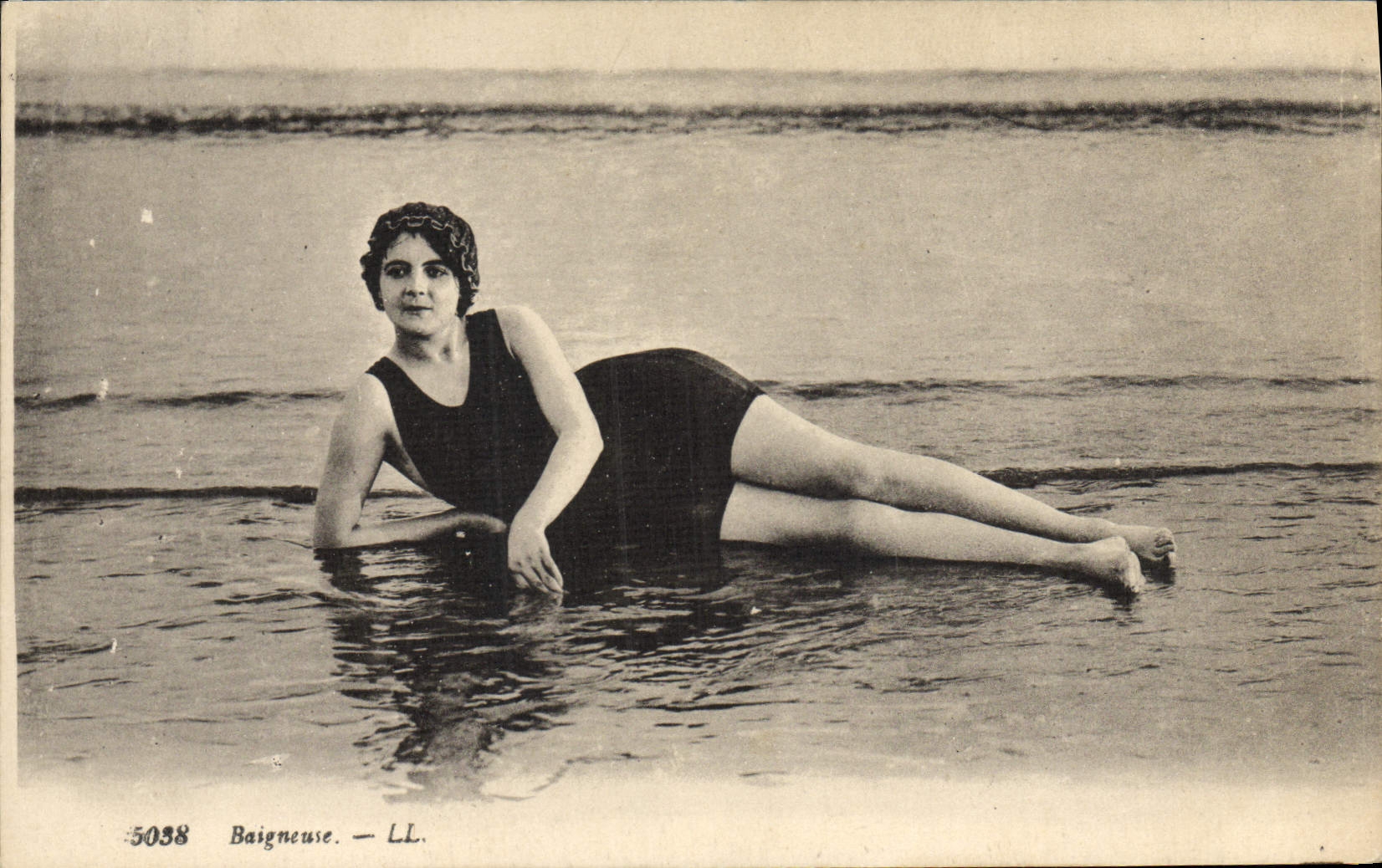 CPA Maillots de bains Femme Baigneuse 