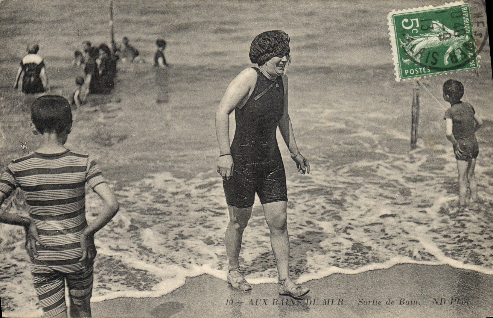 CPA Maillots de bains Femme Aux bains de mer Sortie de bain 