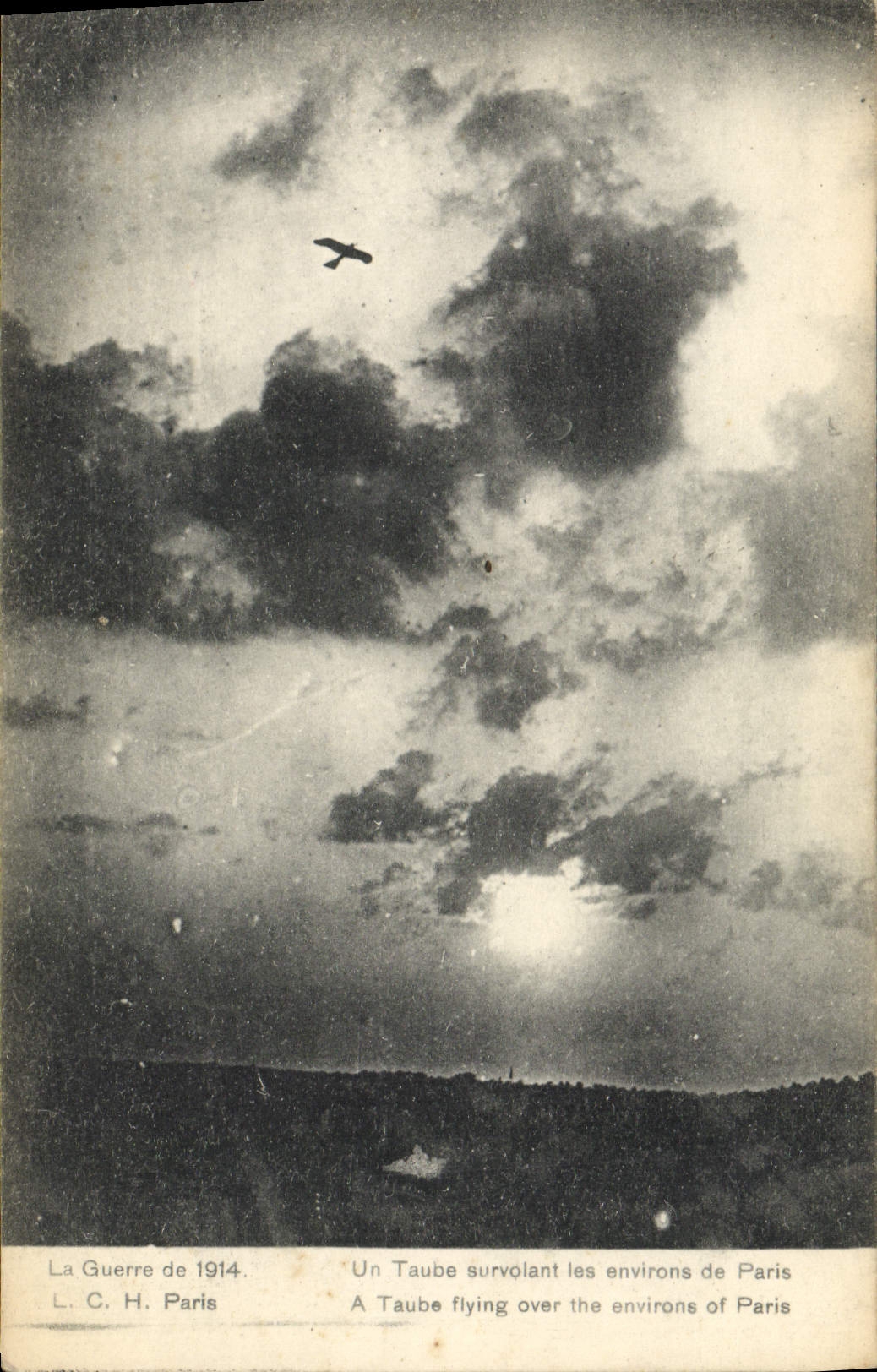 CPA Militaria Un taube survolant les environs de Paris Avion 
