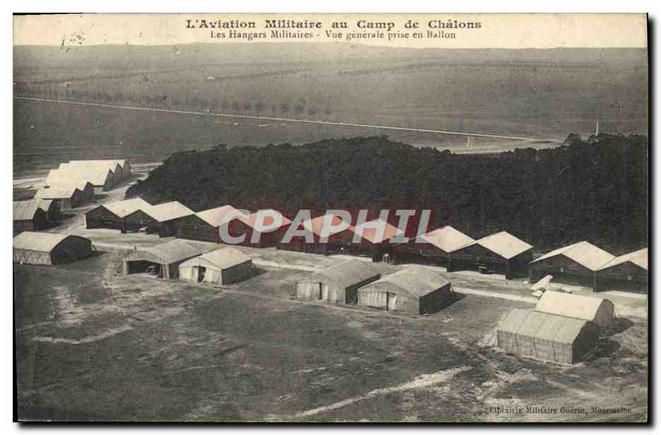 CPA Militaria L'aviation militaire au camp de Chalons Les hangars militaires Vue generale prise en ballon 