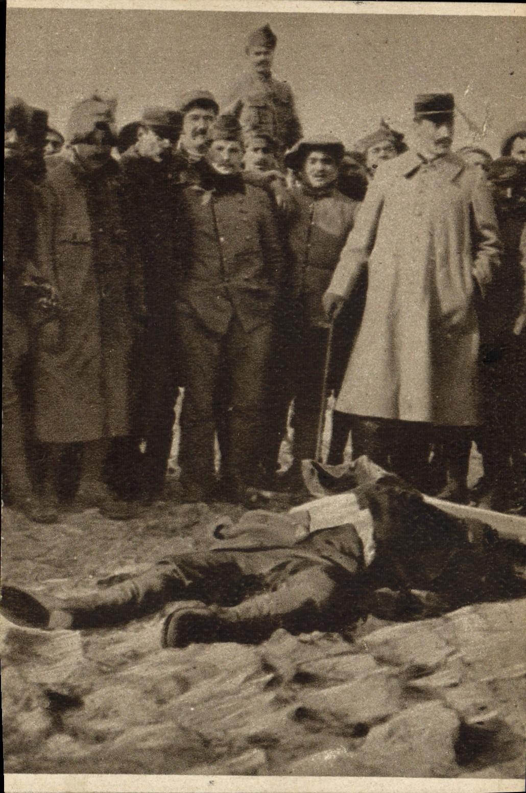 Escena de guerra — soldados alrededor de un herido — Colección privada de M'Guyot, fotografía de ilustración