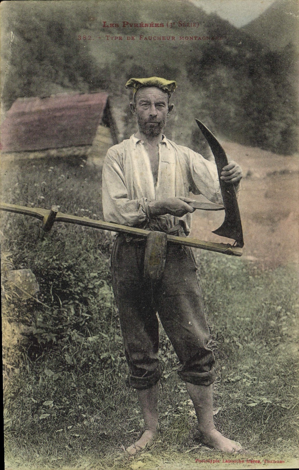 CPA Folklore Pyrenees Type de faucheud montagnard 