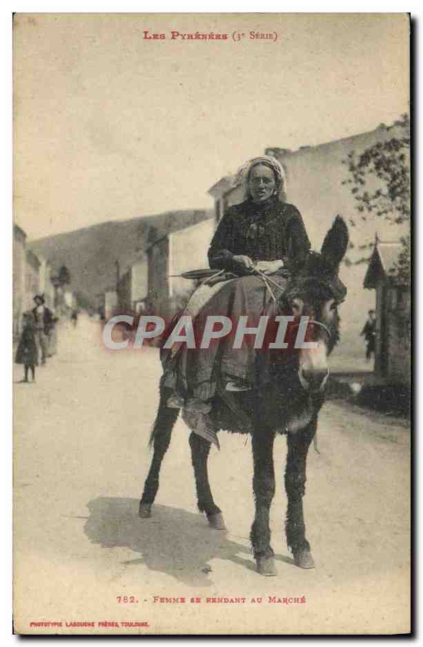 CPA Folklore Pyrenees Femme se rendant au marche Ane mule 