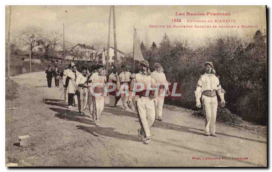 CPA Folklore Basses Pyrenees Environs de Biarritz Groupe de danseurs basques se rendant a Biarritz