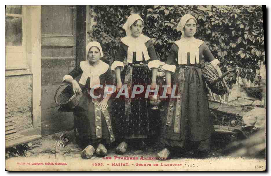 CPA Folklore Pyrenees Ariegeoises Massat Groupde Liaboures Femmes
