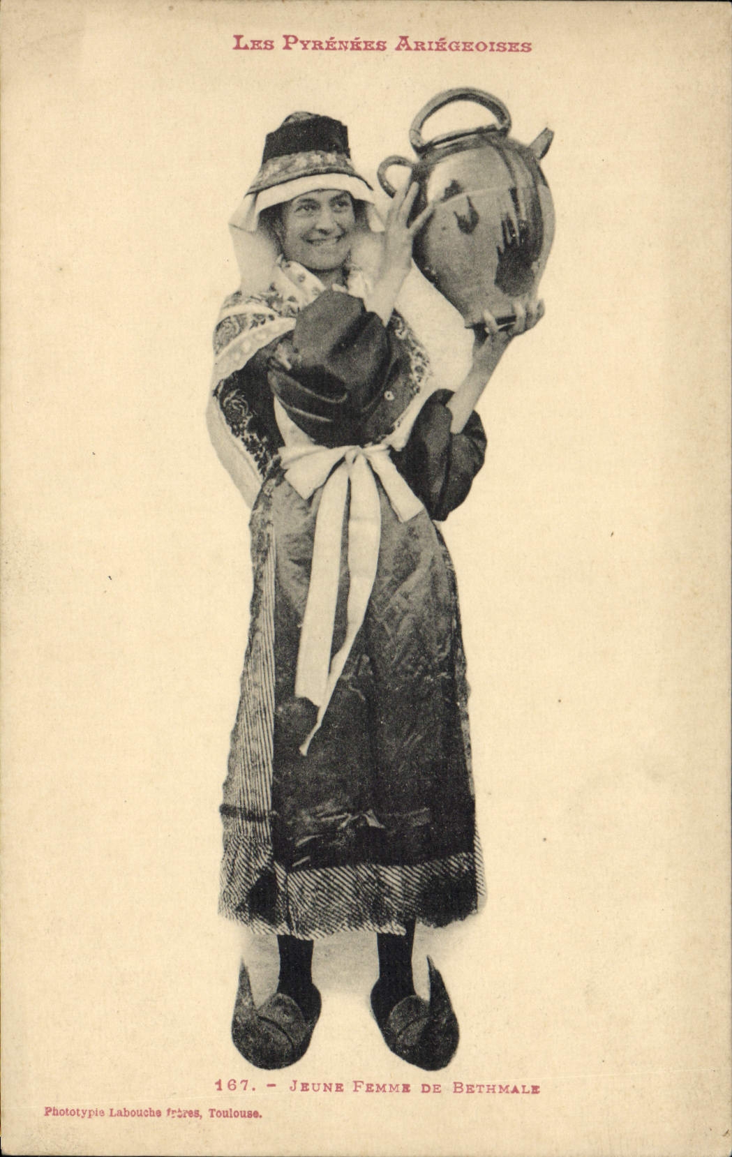 CPA Folklore Pyrenees Ariegeoises Jeune femme de Bethmale 
