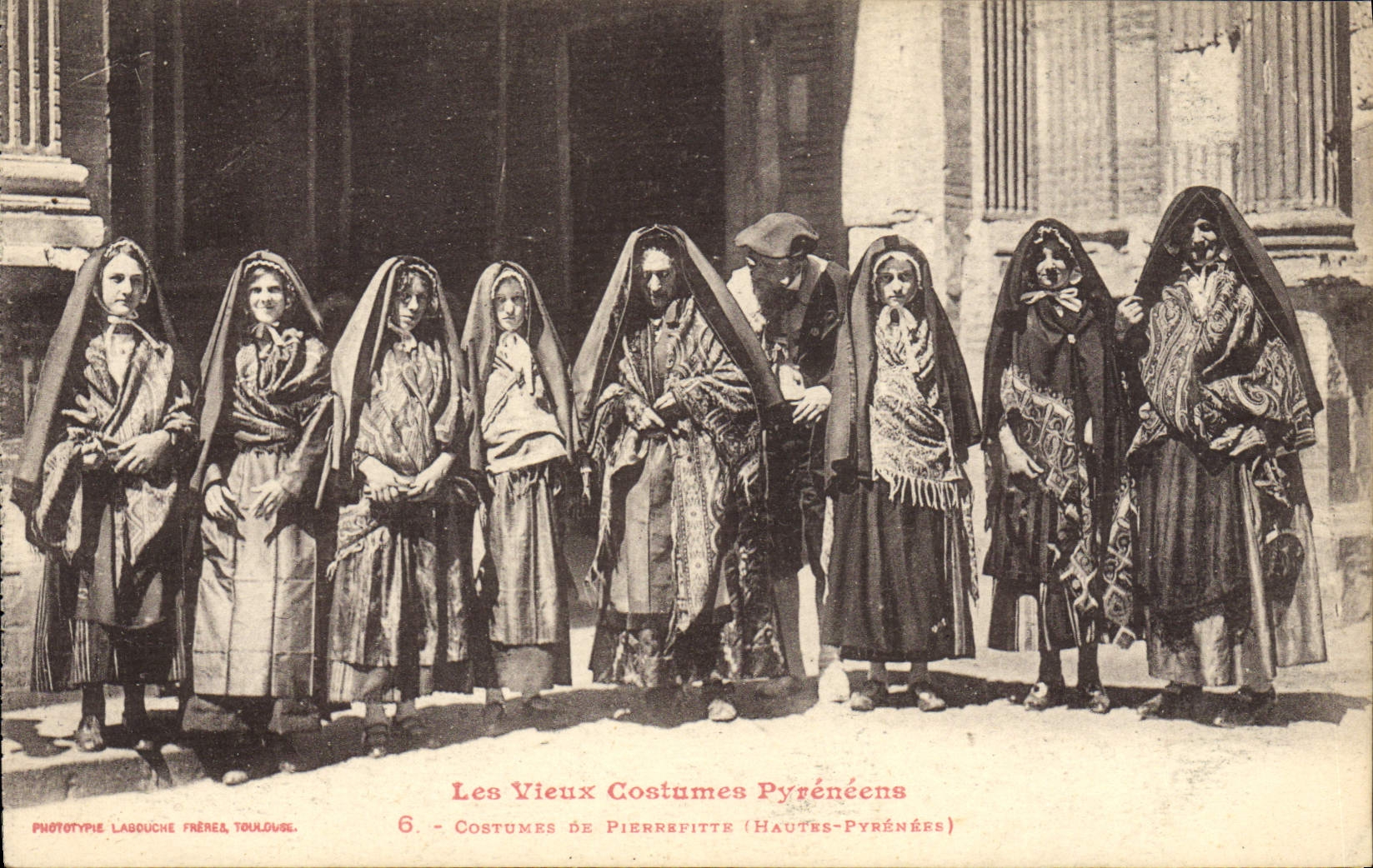 Les Vieux Costumes Pyrénéens — 6. Costumes de Pierrefitte (Hautes-Pyrénées) — Phototype Labouche Frères, Toulouse