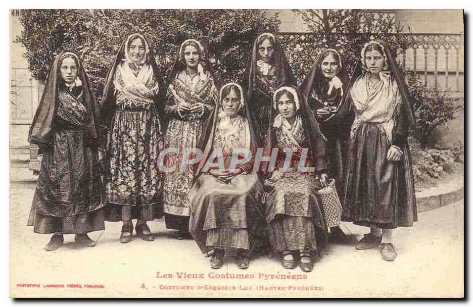 CPA Folklore Pyrenees Costumes d'Esquieze Luz Hautes Pyrenees 
