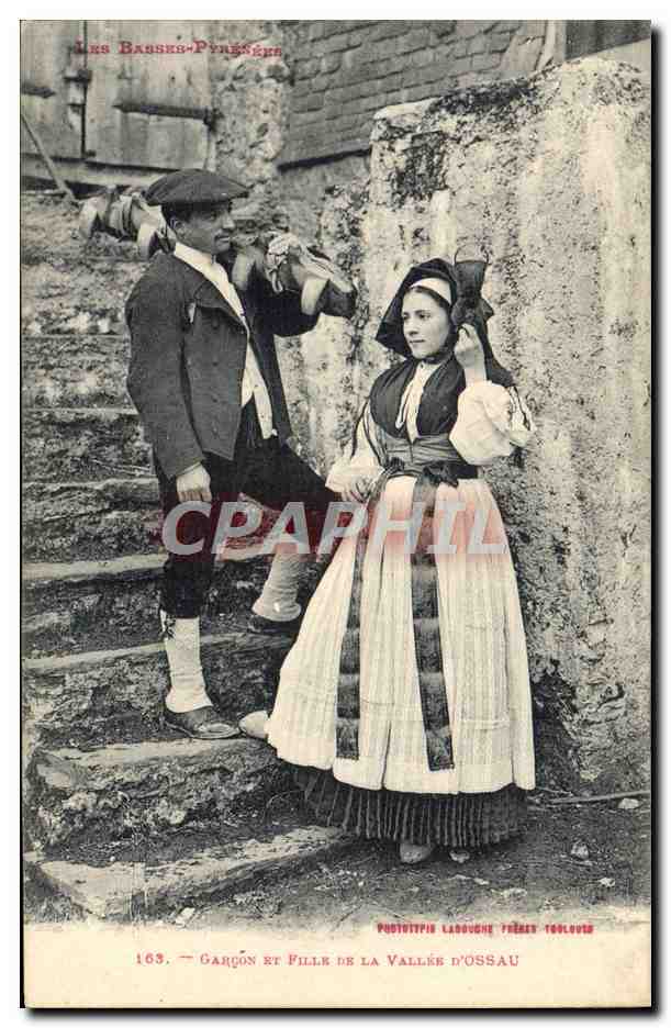 CPA Folklore Basses Pyrenees Garcon et fille de la vallee d'Ossau
