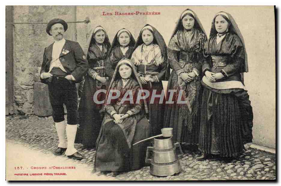 CPA Folklore Basses Pyrenees Groupes d'Ossaloises 