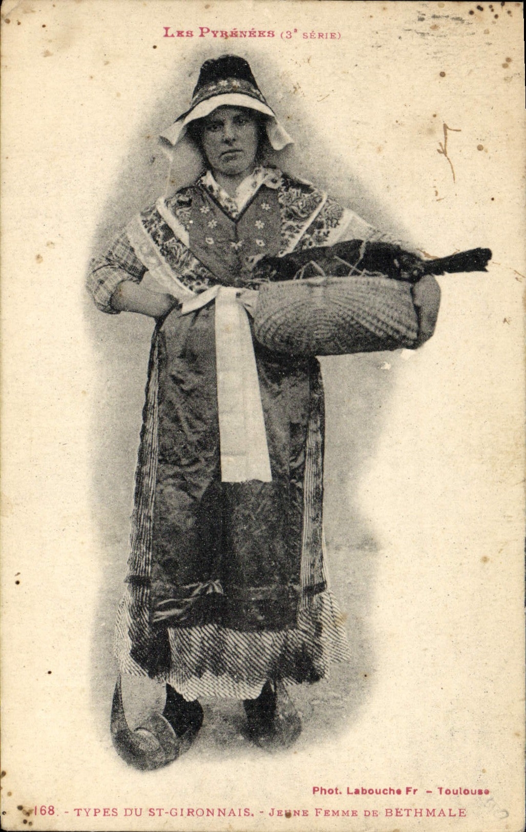 CPA Folklore Pyrenees Types du St Gironnais Jeune femme de Bethmale 