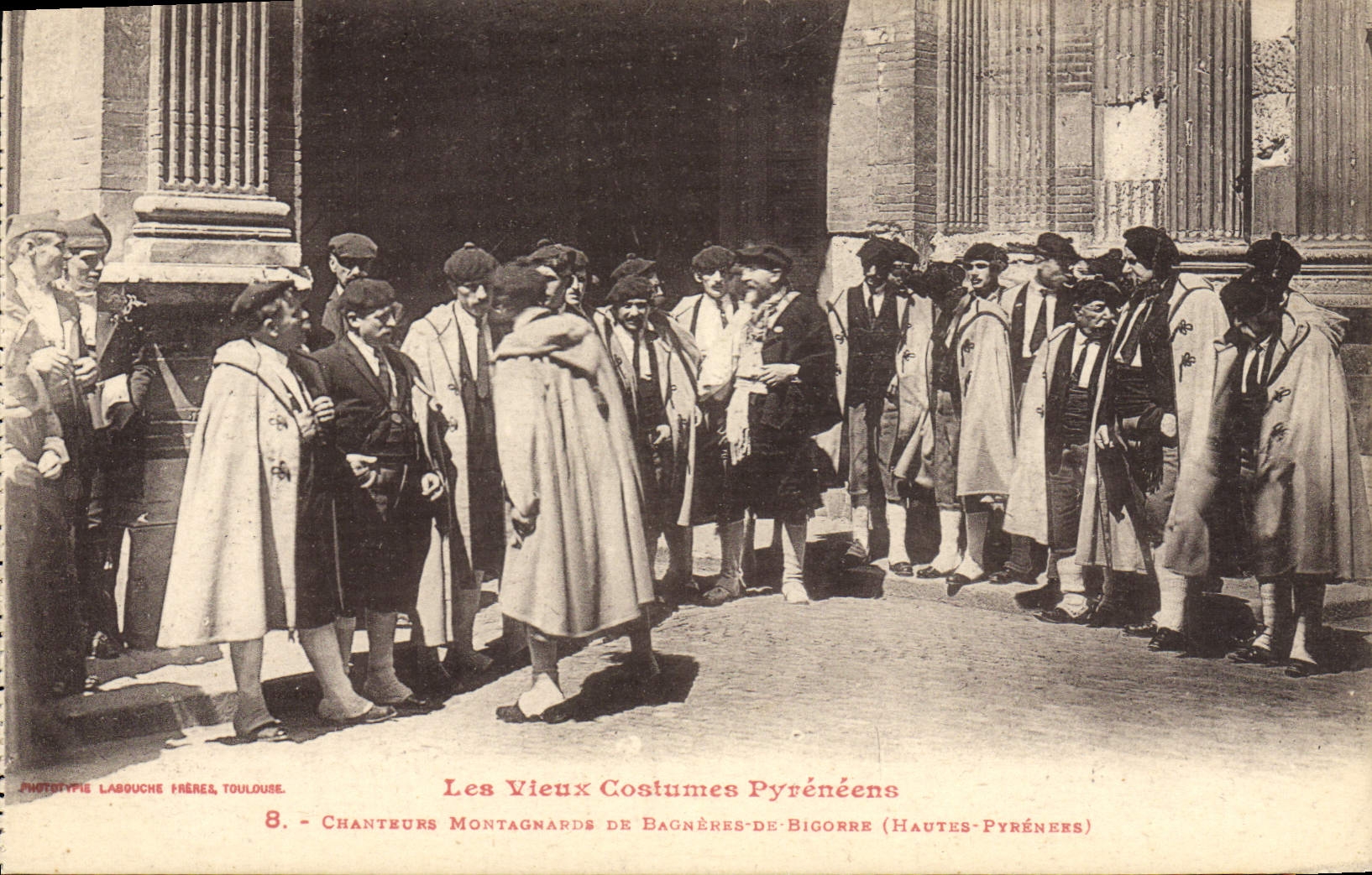 CPA Folklore Pyrenees Chanteurs montagnards de Bagneres de Bigorre 