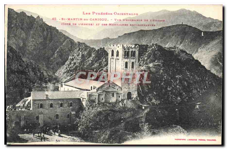 CPA St Martin Du Canigou Vue d'ensemble de l'abbaye et des montagnes environnantes 