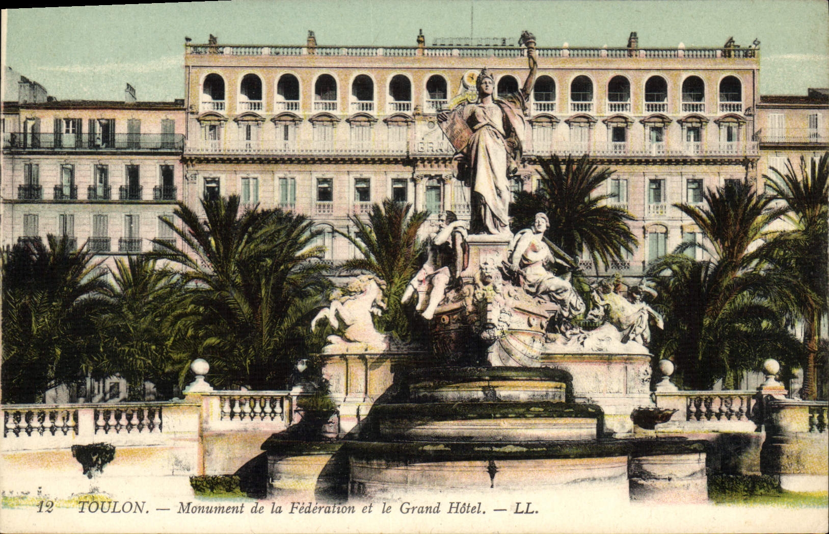 CPA Toulon Monument De La Federation Et Le Grand Hotel
