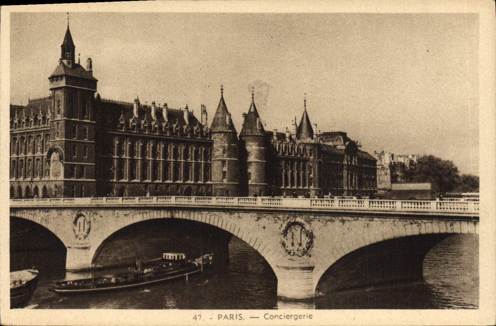 CPA Paris Conciergerie Bateau Peniche