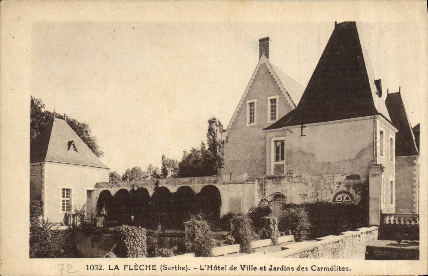 CPA La Fleche L'hotel de ville et jardins des Carmelites 
