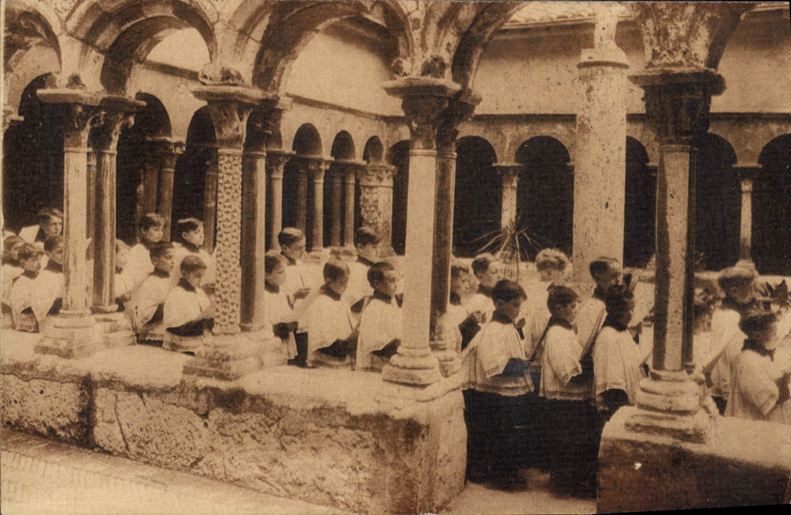 CPA Aix en Provence la maitrise de St Sauveur dans le cloitre Enfants 