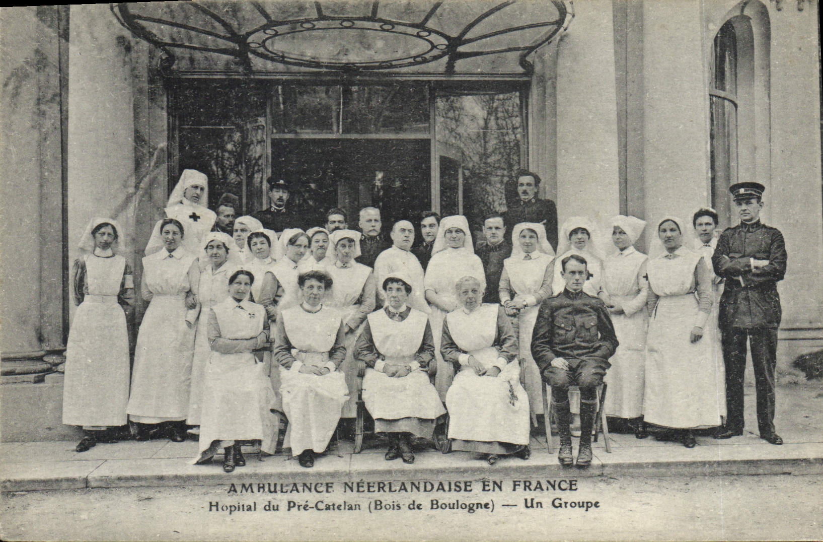 Ambulance néerlandaise en France — Hopital du Pré-Catelan (Bois-de-Boulogne) — Un Groupe