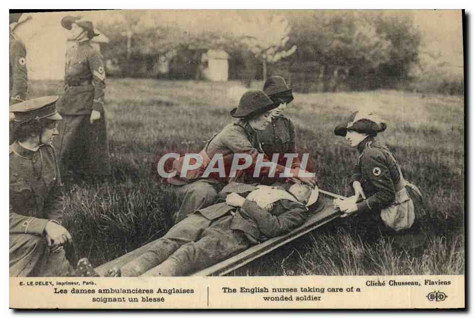 CPA Les dames ambulancieres anglaises soignant un blesse Militaria 