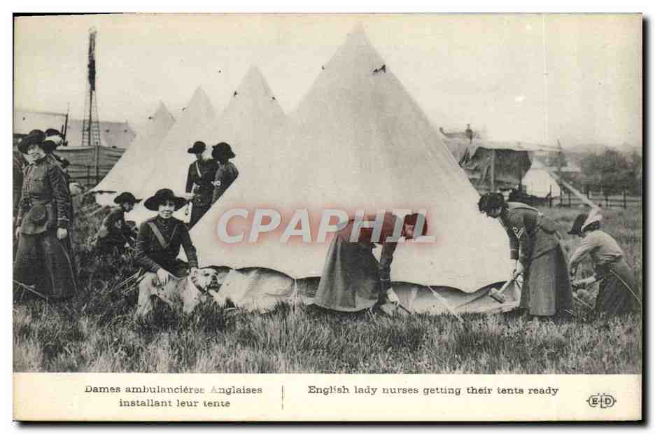 CPA Dames ambulancieres installant leur tente 