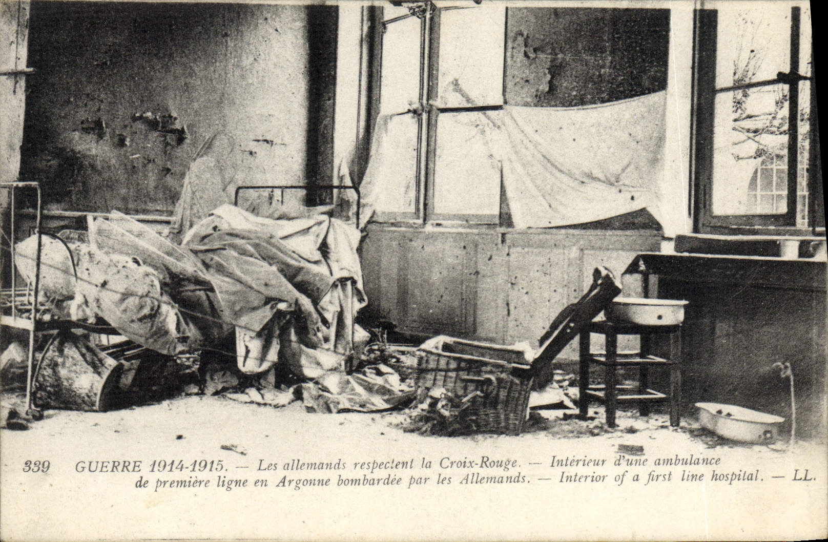 Intérieur d'une ambulance de première ligne en Argonne — Les Allemands respectent la Croix-Rouge — LL, n° 339