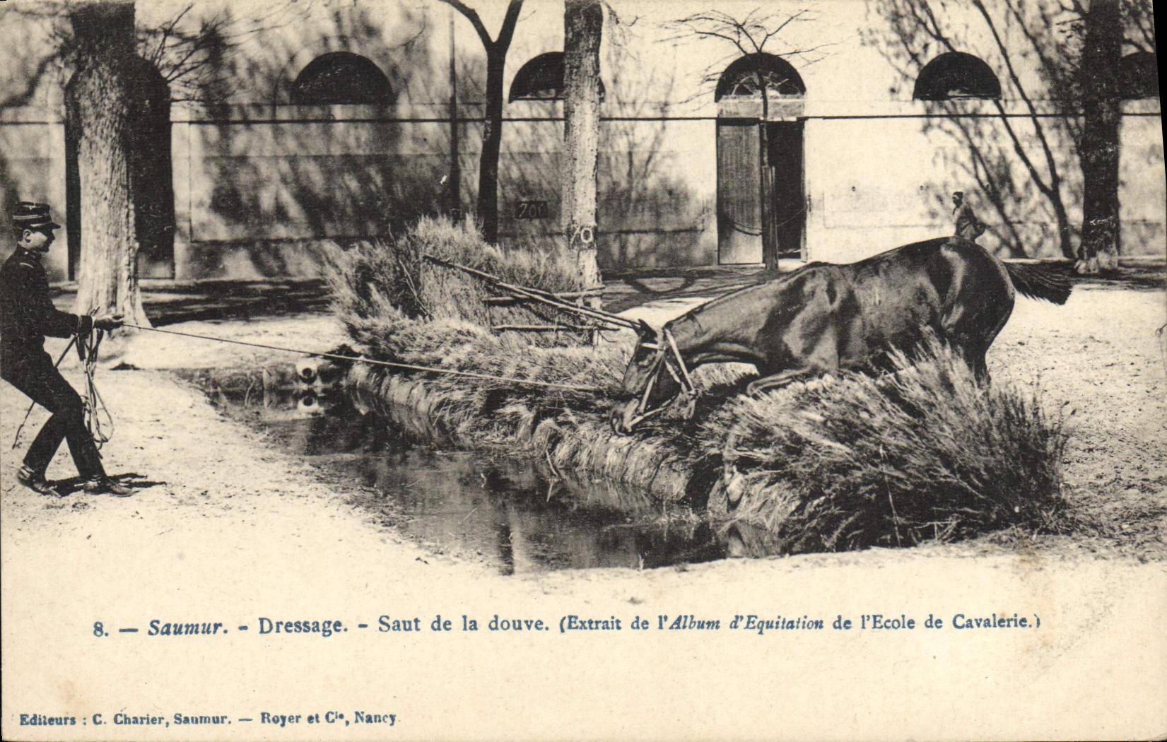 Saumur - Dressage - Saut de la douve — Extrait de l'Album d'Équitation de l'École de Cavalerie, éditeur C. Charier, Saumur — Royer et Cie, Nancy