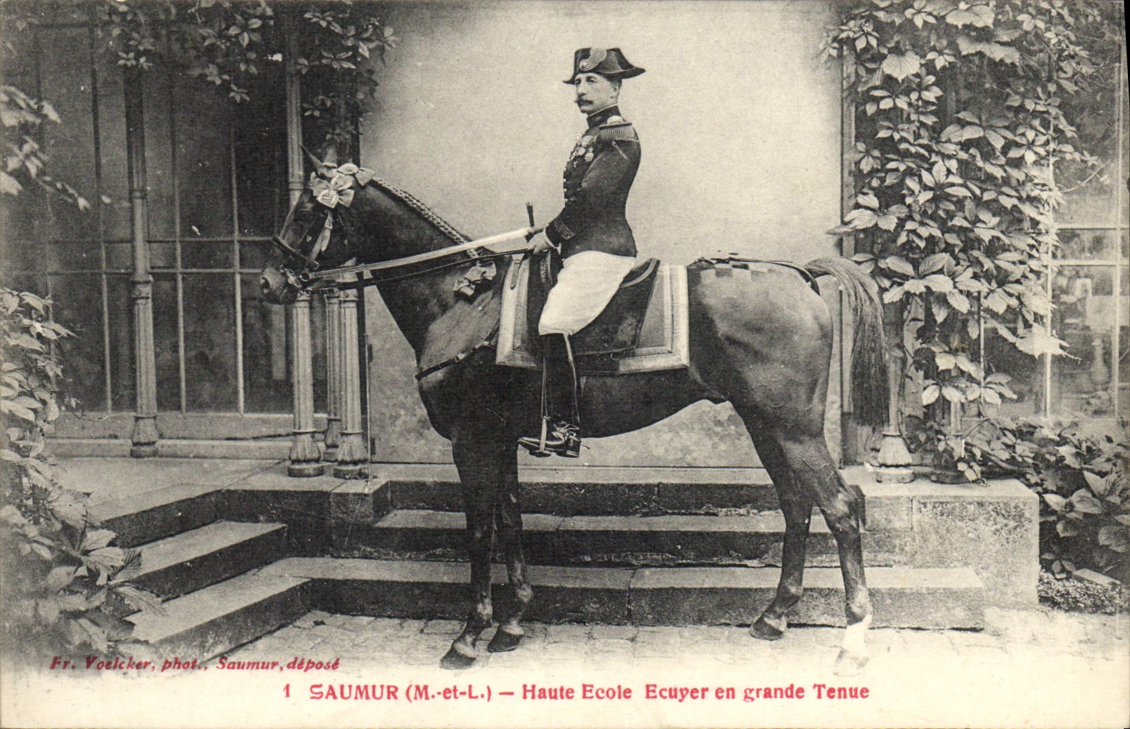 Saumur (M.-et-L.) — Haute École — Ecuyer en grande tenue — Fr. Voelcker, phot. Saumur, déposé